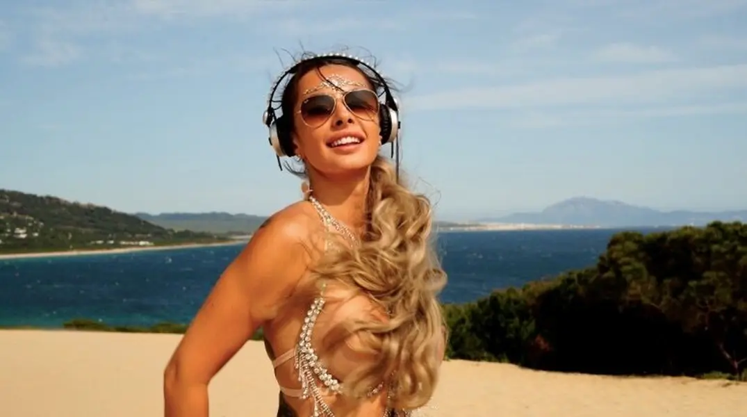 Topless Dj Milana
