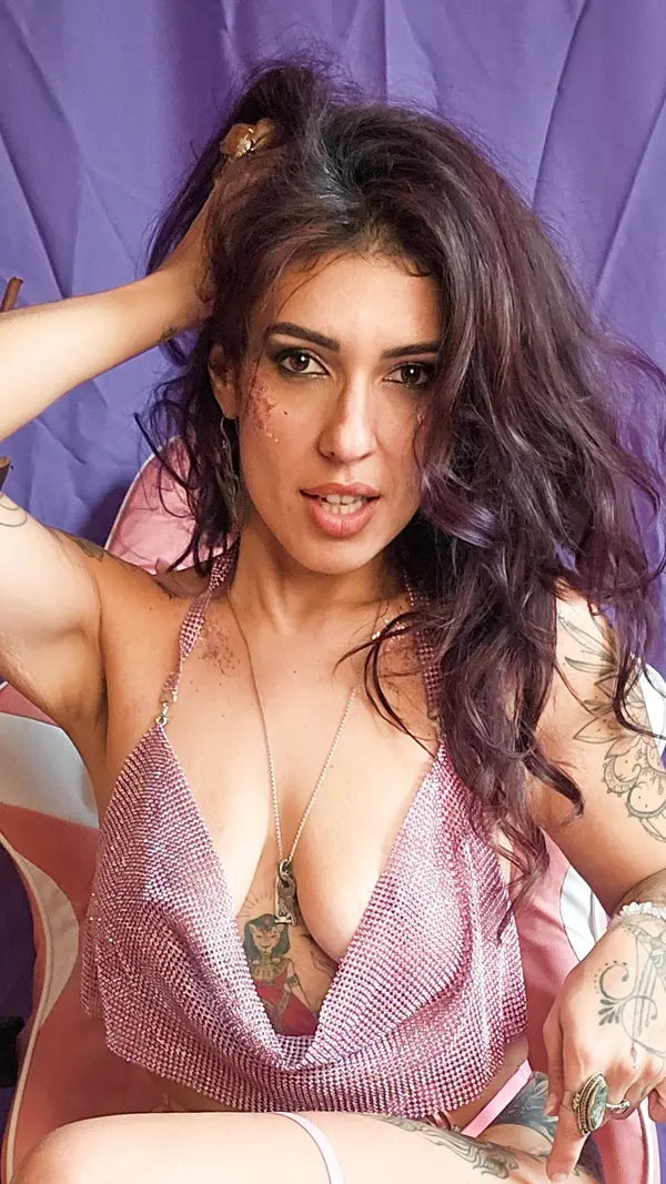 Vee VenomLips HOTWIFE