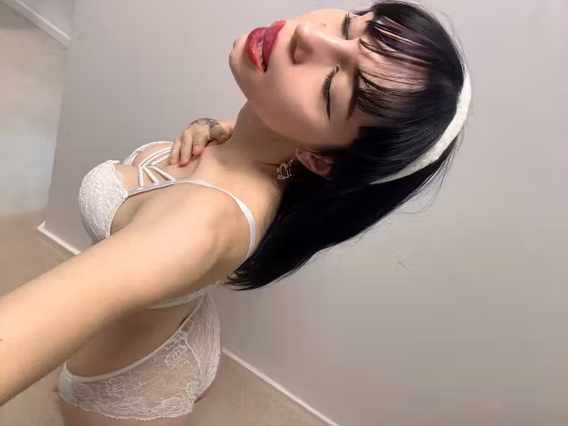 Violet Thorne