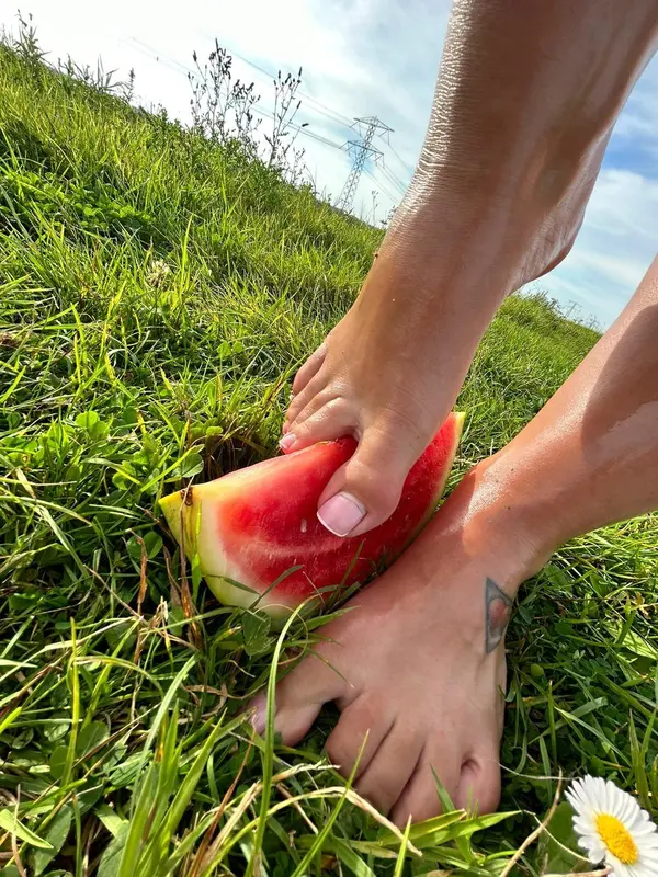 LittleFeetGirl