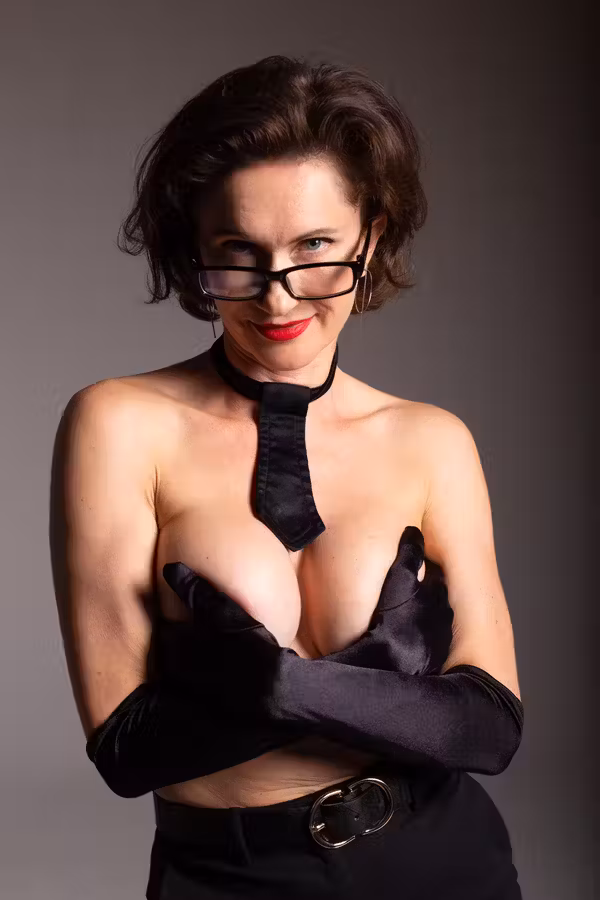 VIKKI DEE OFFICE WOMAN